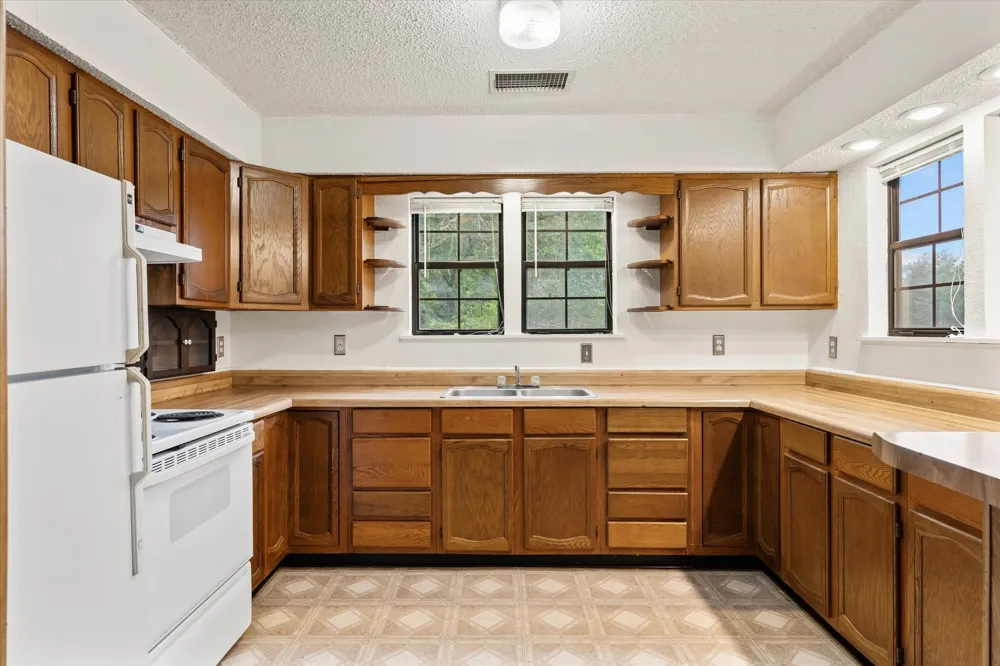 1434 Vz County Road 4519 Van, TX 75790