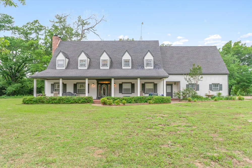 1434 Vz County Road 4519 Van, TX 75790