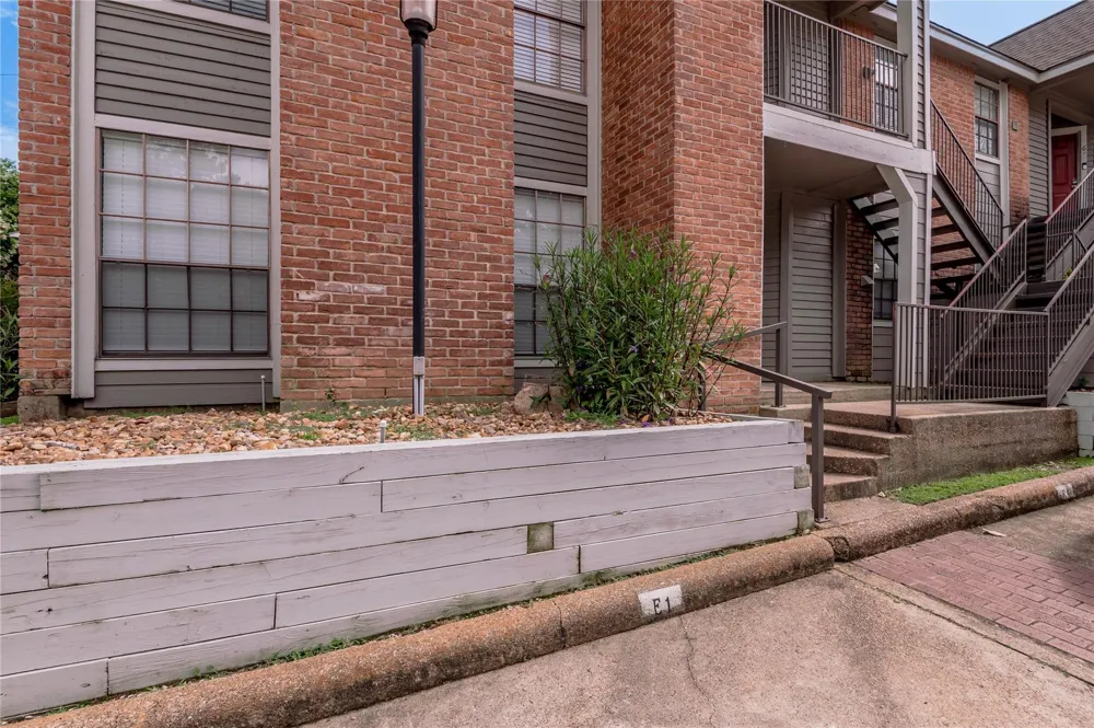 2402 Sycamore Avenue #E1 Huntsville, TX 77340