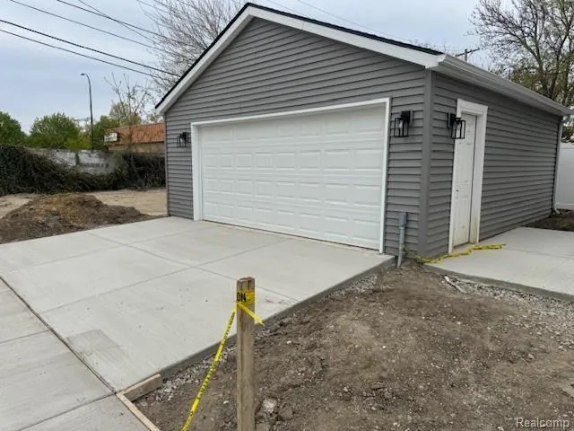 27305 Groveland Street Madison Heights City, MI 48071
