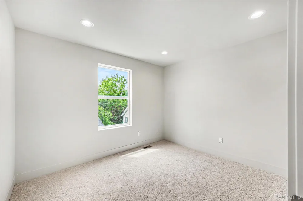 27305 Groveland Street Madison Heights City, MI 48071