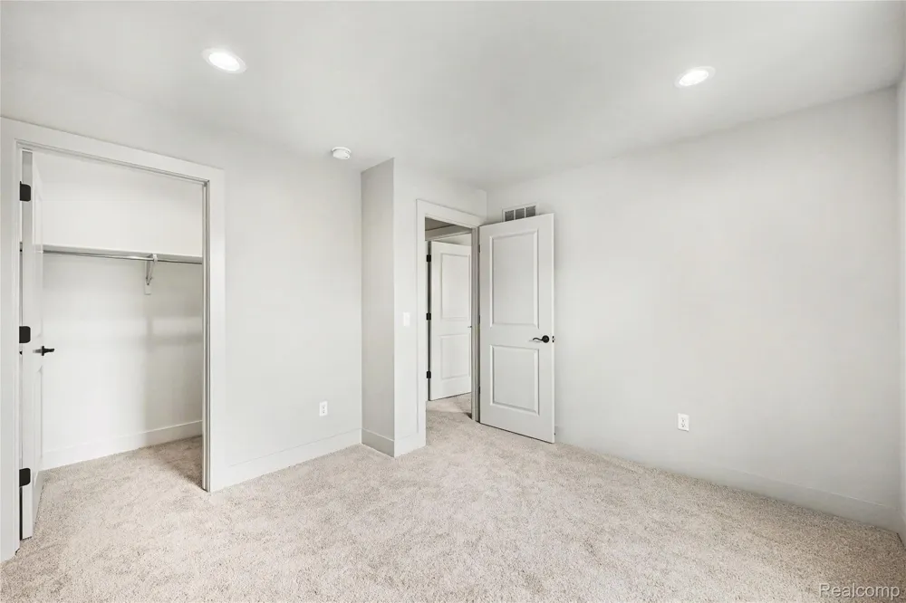 27305 Groveland Street Madison Heights City, MI 48071