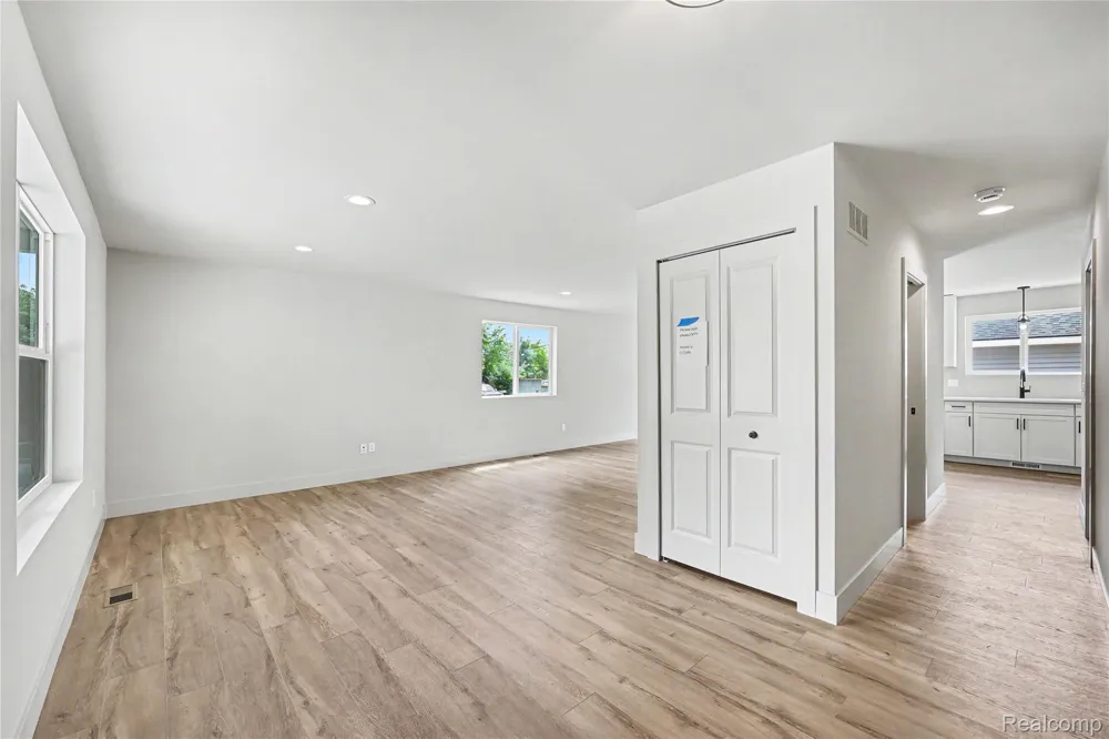 27305 Groveland Street Madison Heights City, MI 48071
