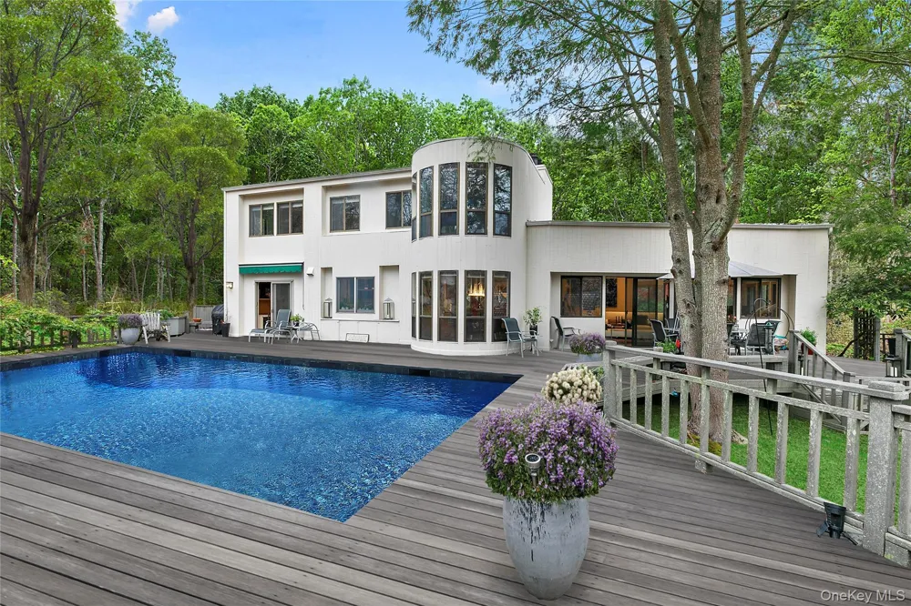 6 Wagon Lane East Hampton, NY 11937