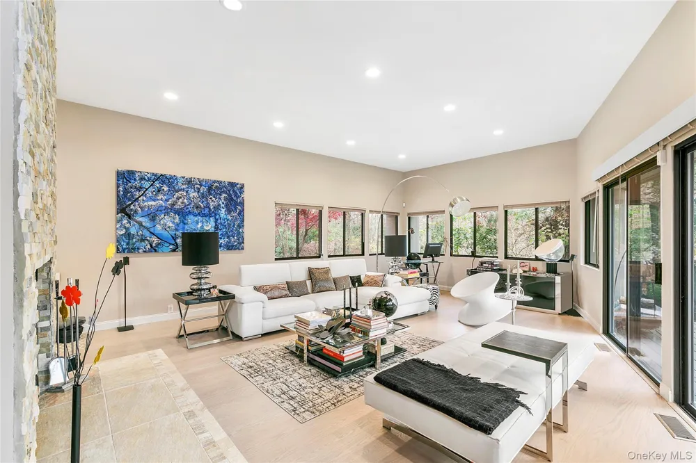 6 Wagon Lane East Hampton, NY 11937