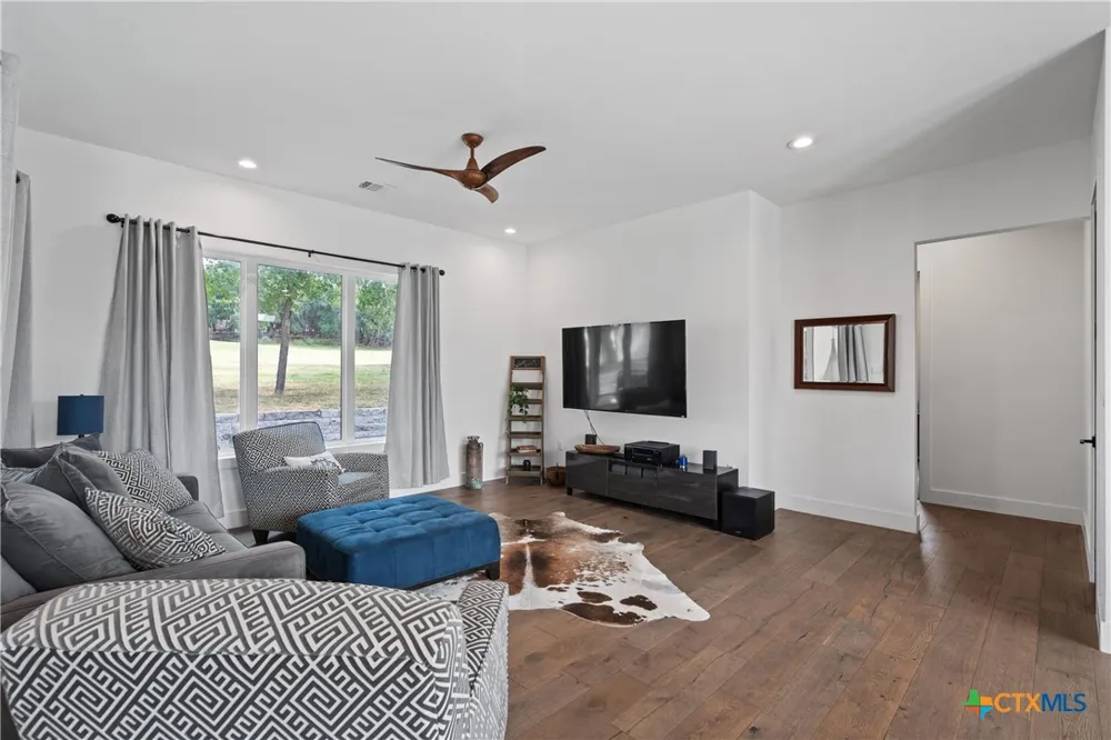 418 S Venture Boulevard Point Venture, TX 78645