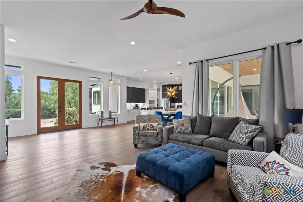 418 S Venture Boulevard Point Venture, TX 78645