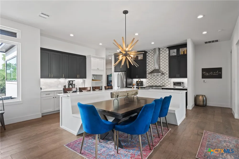 418 S Venture Boulevard Point Venture, TX 78645