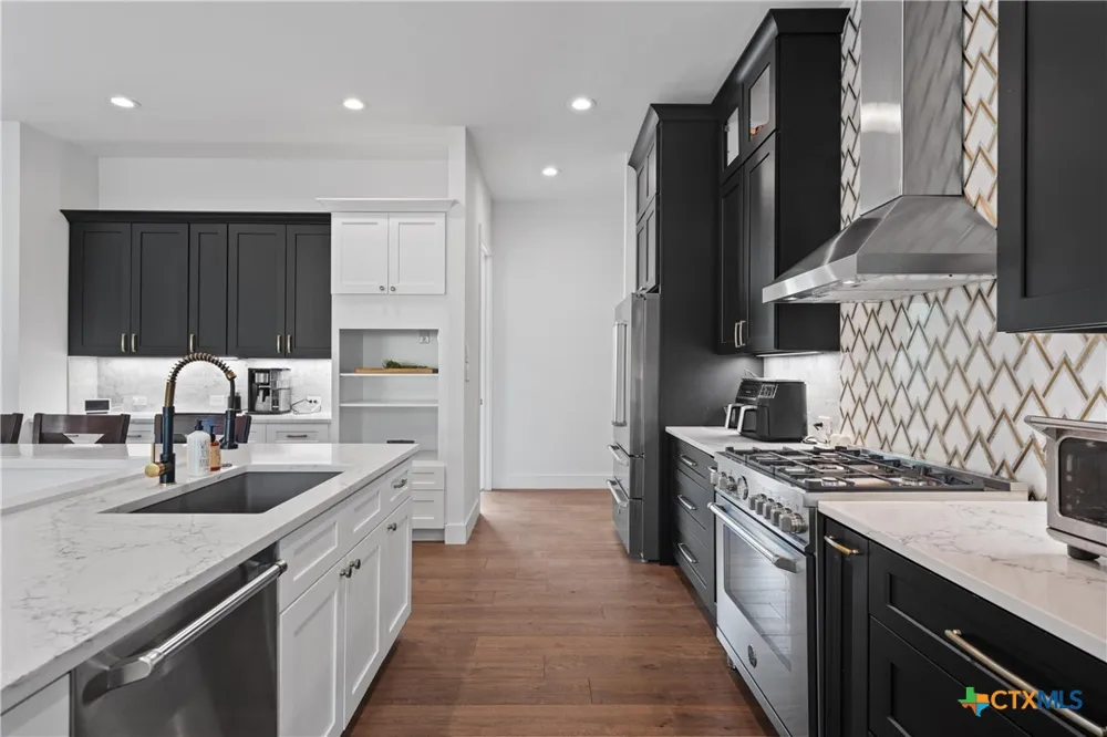 418 S Venture Boulevard Point Venture, TX 78645