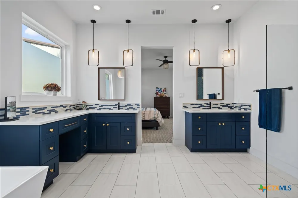 418 S Venture Boulevard Point Venture, TX 78645