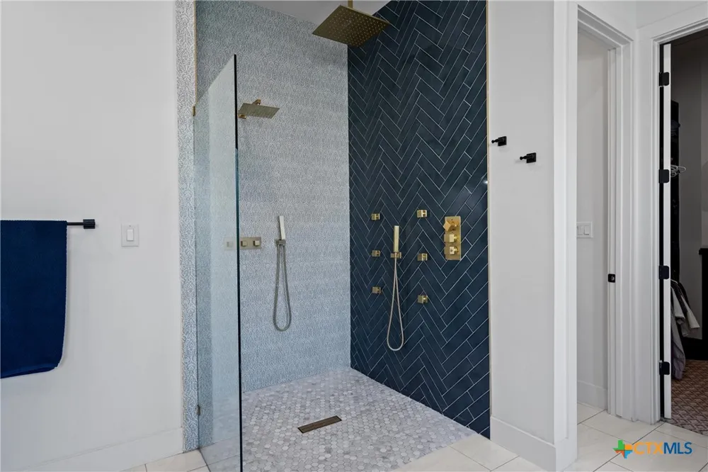 418 S Venture Boulevard Point Venture, TX 78645