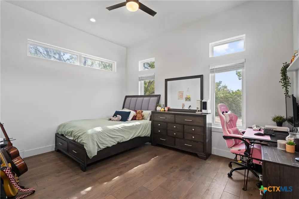 418 S Venture Boulevard Point Venture, TX 78645
