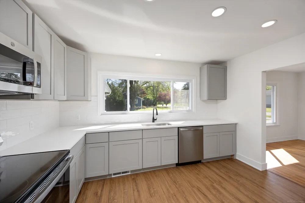 7553 Nichols Street Utica City, MI 48317