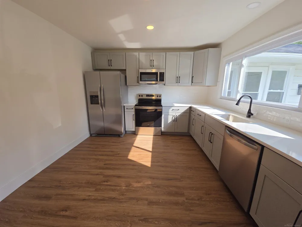 7553 Nichols Street Utica City, MI 48317