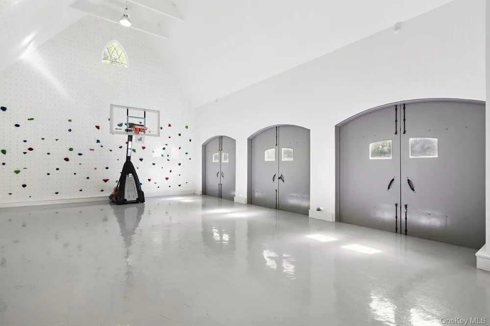 123 Abrahams Path East Hampton, NY 11937