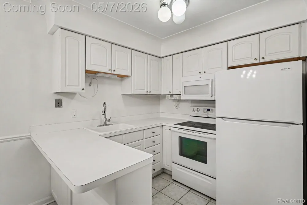 995 Cass Lake Road #144 Waterford Charter Township, MI 48328