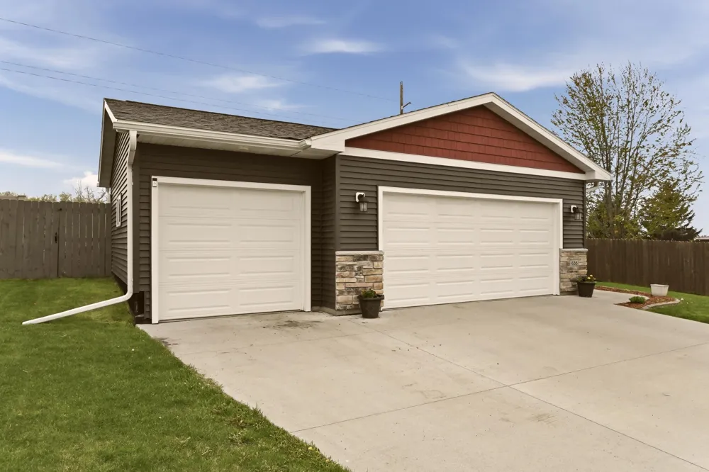 635 Strafford Drive Zumbrota, MN 55992