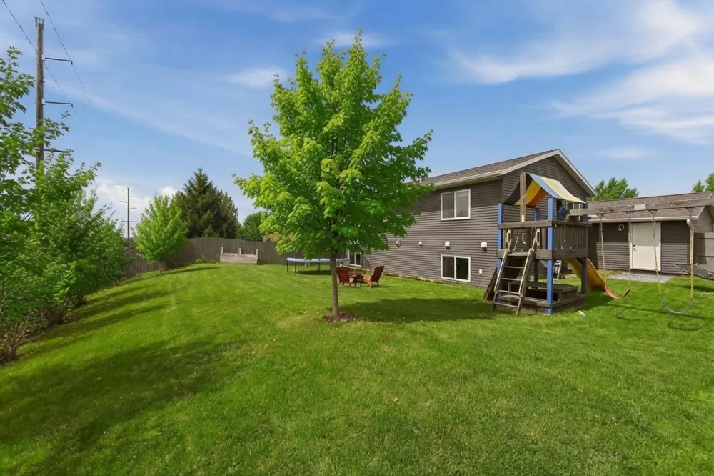 635 Strafford Drive Zumbrota, MN 55992