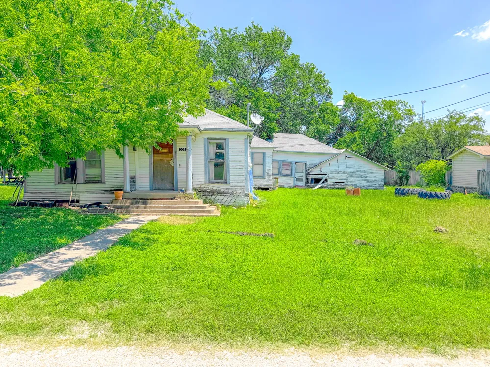 305 3rd Street Coolidge, TX 76693