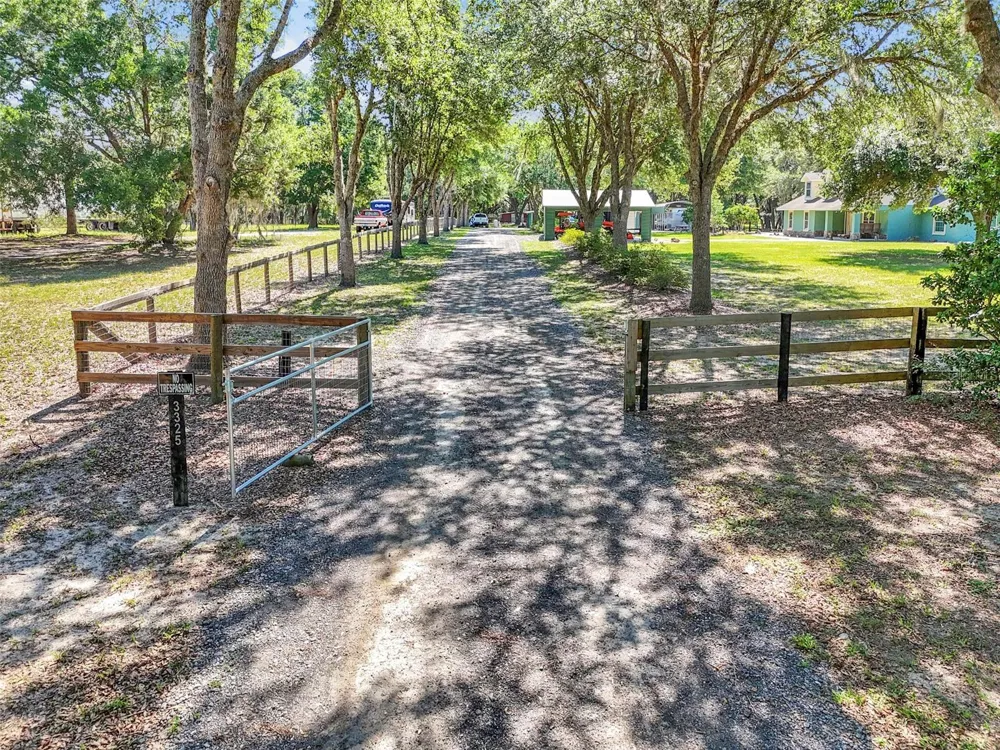3325 S HWY 314A Ocklawaha, FL 32179