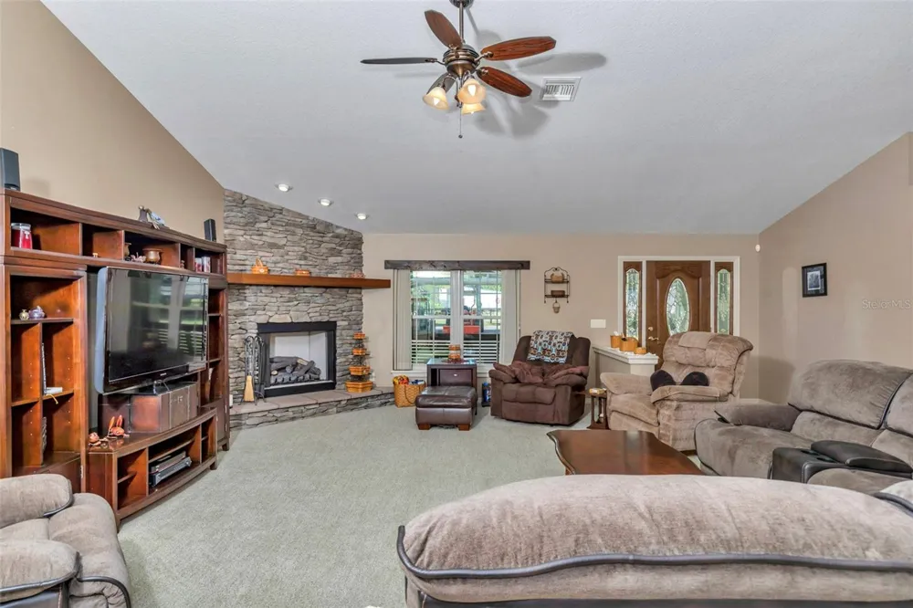 3325 S HWY 314A Ocklawaha, FL 32179