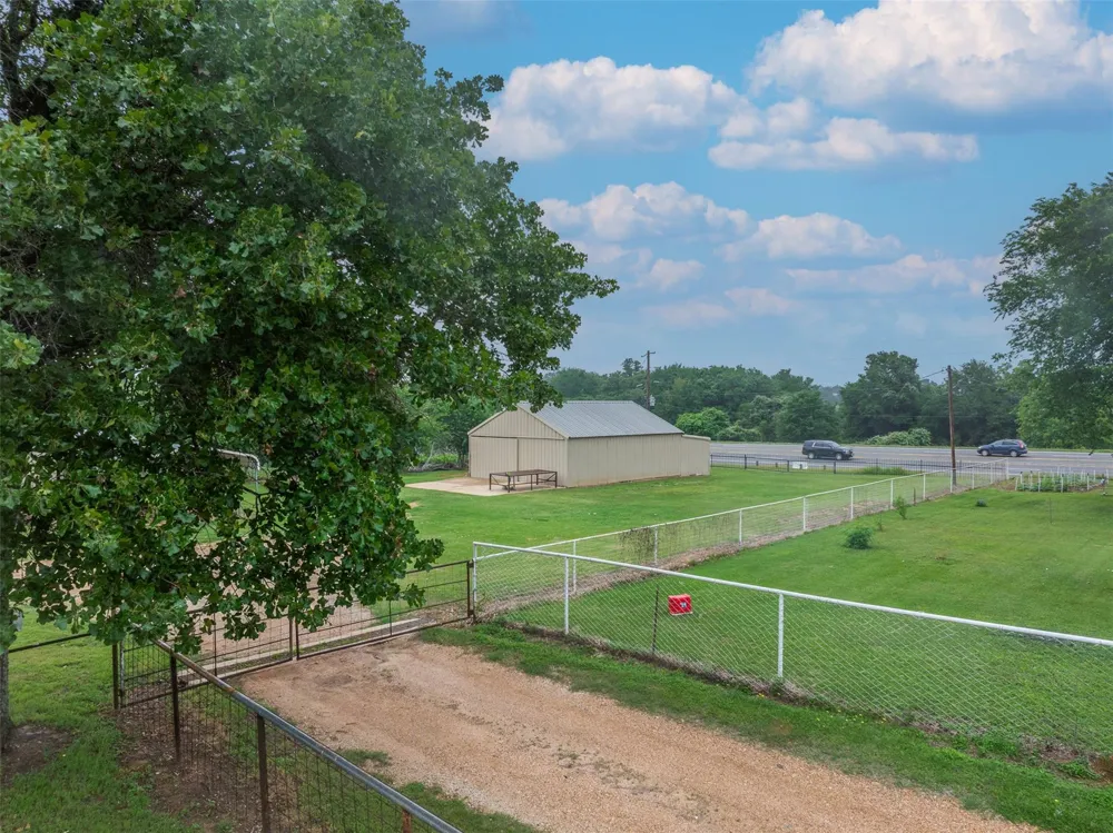 11846 Prairie Hill Drive Hearne, TX 77859