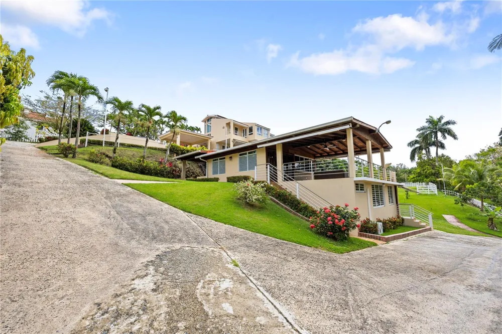 23 & 24 HACIENDA CARABALI Luquillo, PR 00773