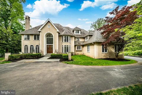 606 LONGCHAMPS DRIVE