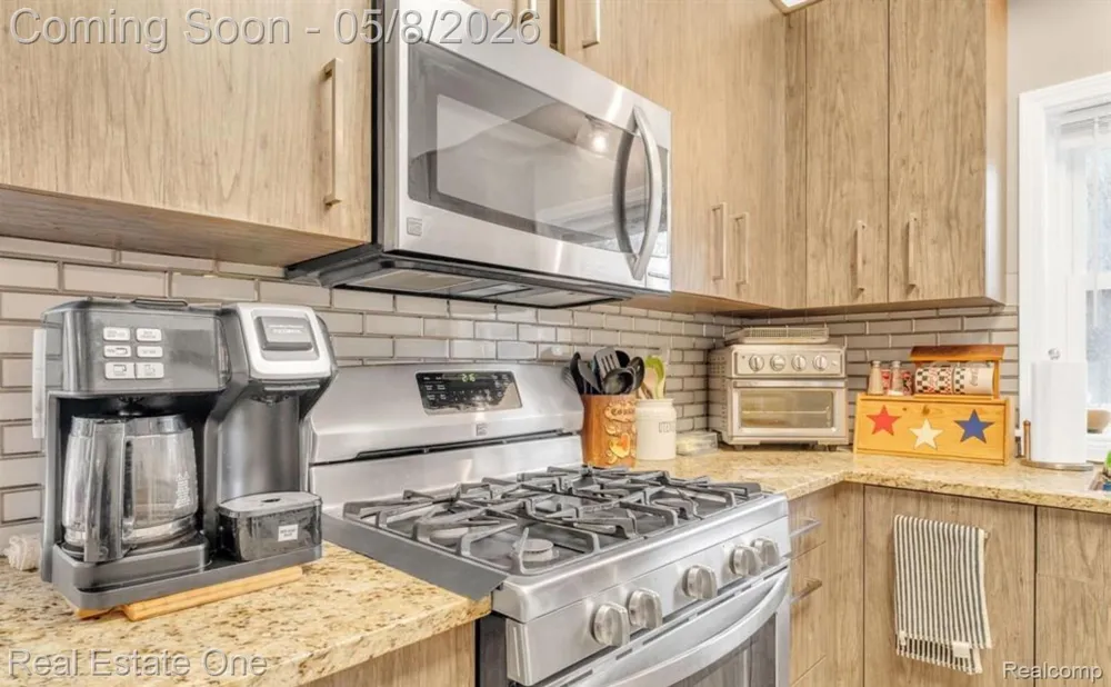 16423 Admiral Fraser City, MI 48026