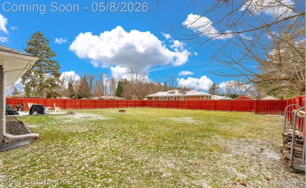 16423 Admiral Fraser City, MI 48026