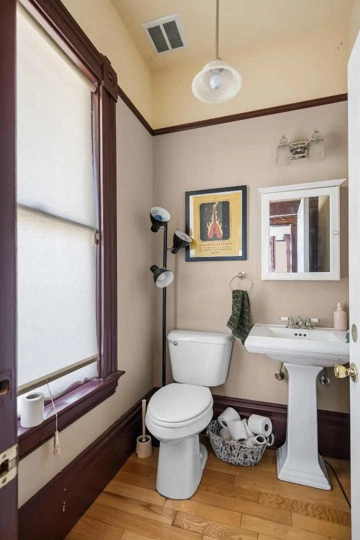 1833 Clinton Avenue Alameda, CA 94501