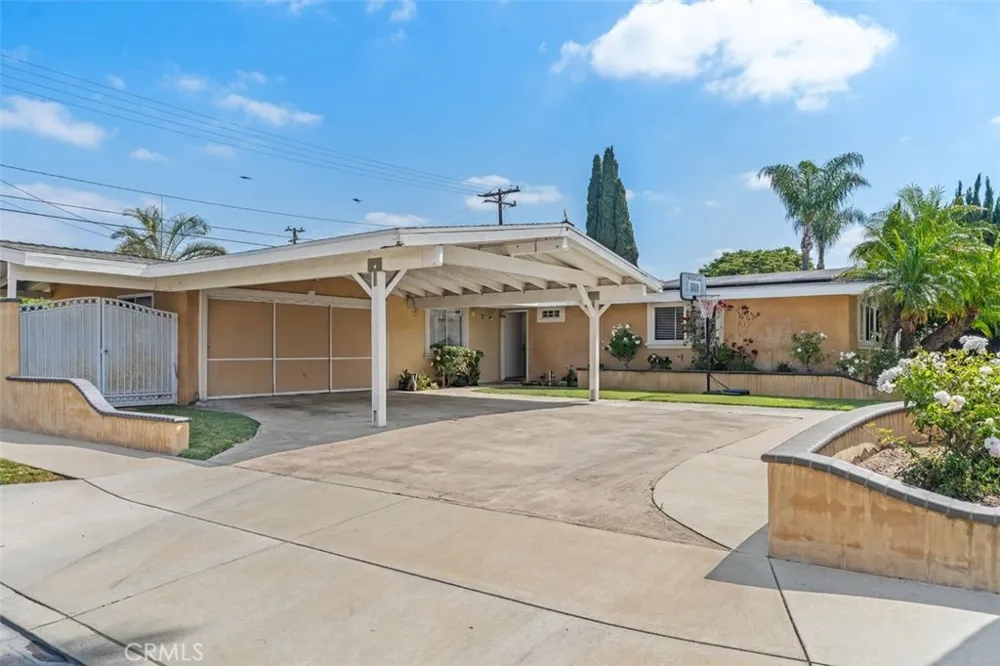 2113 W Niobe Anaheim, CA 92804