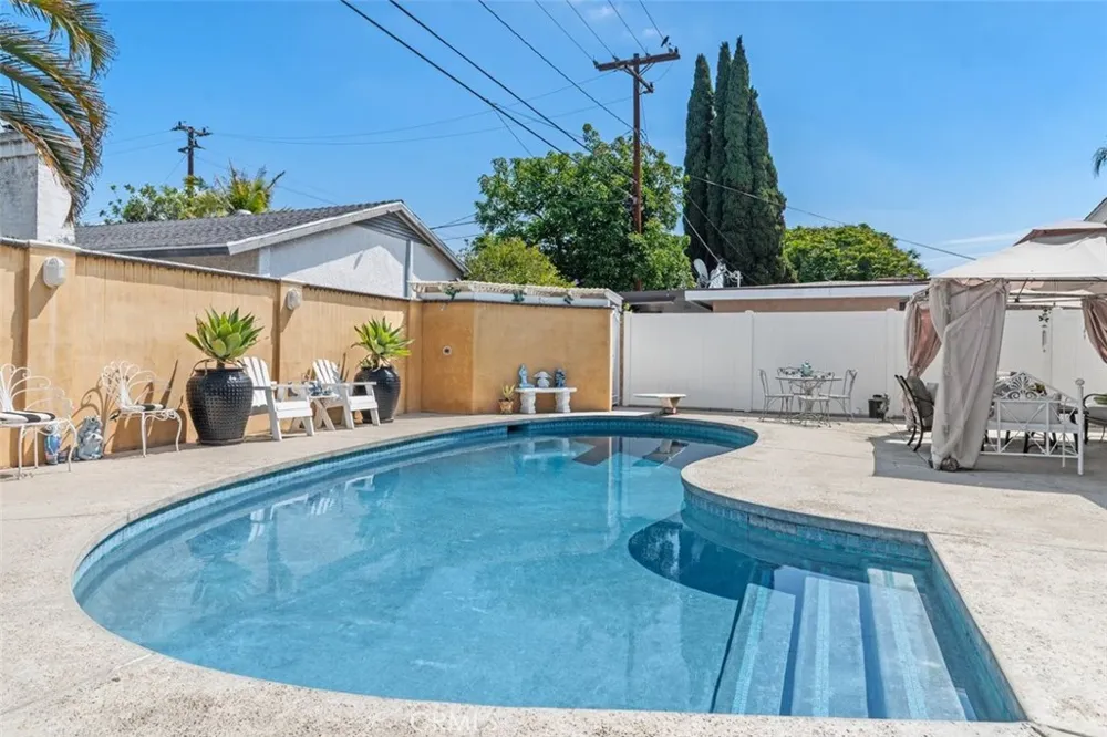 2113 W Niobe Anaheim, CA 92804