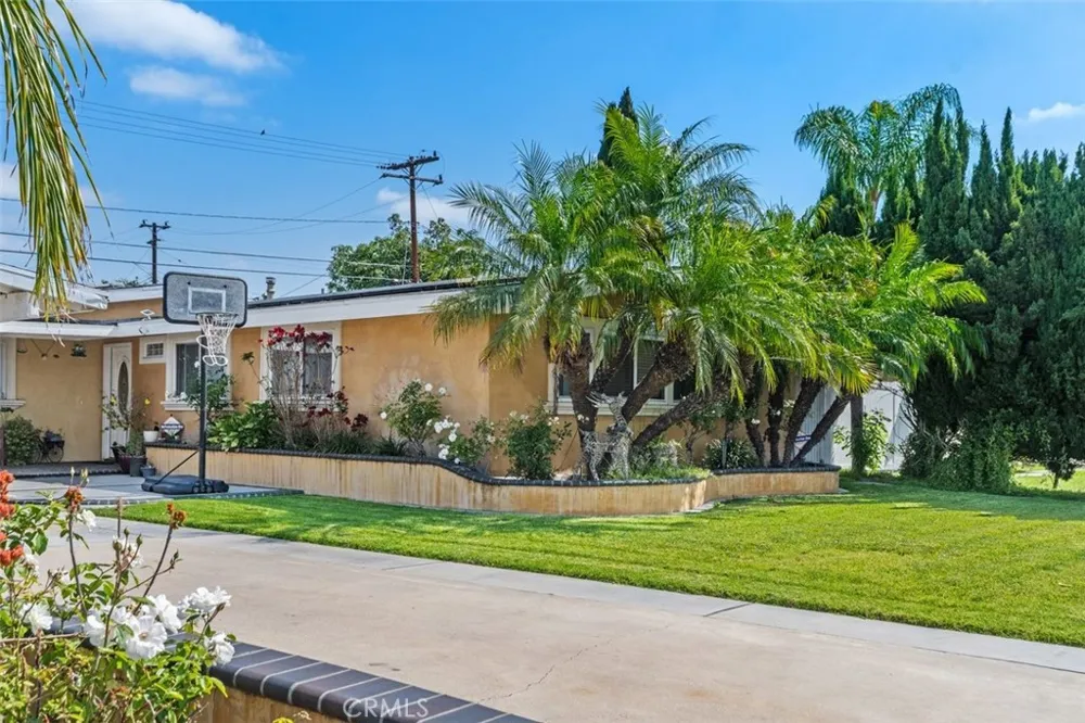 2113 W Niobe Anaheim, CA 92804