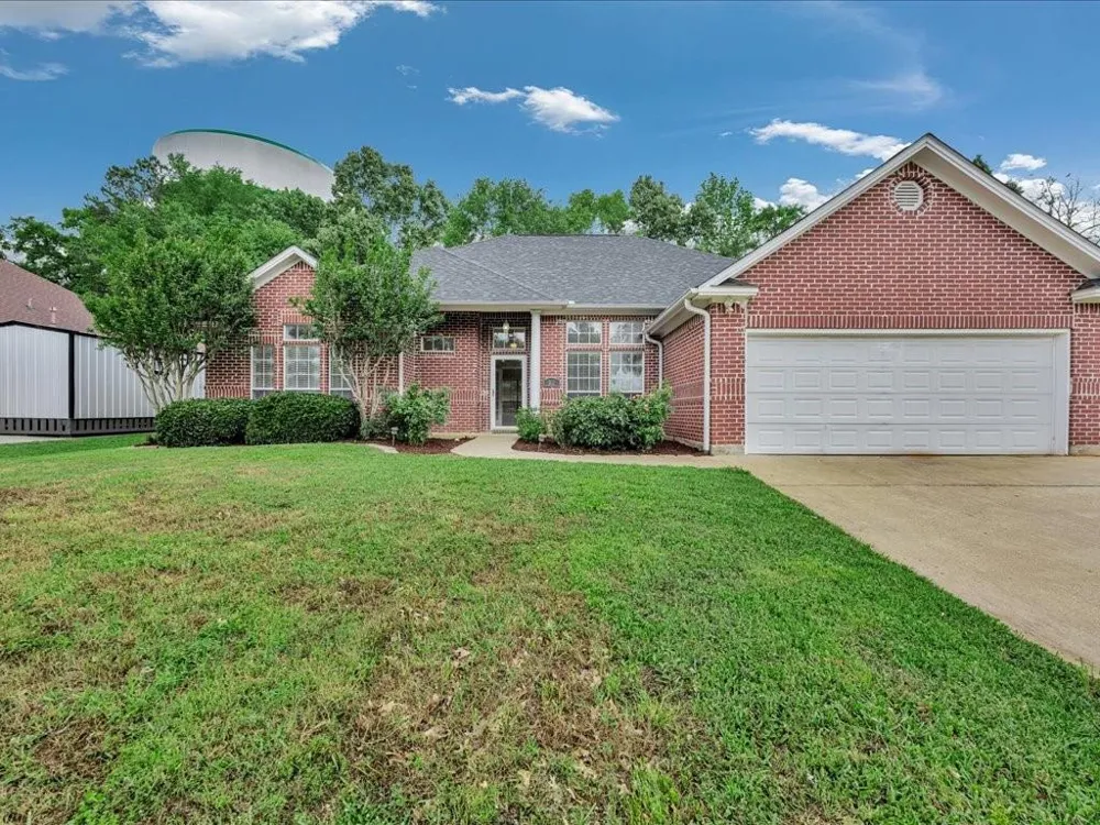 301 Whitehouse Oaks Street Lufkin, TX 75901