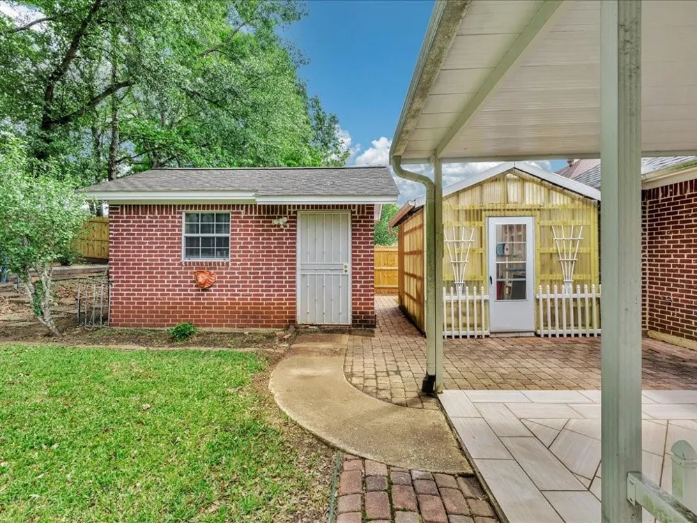 301 Whitehouse Oaks Street Lufkin, TX 75901