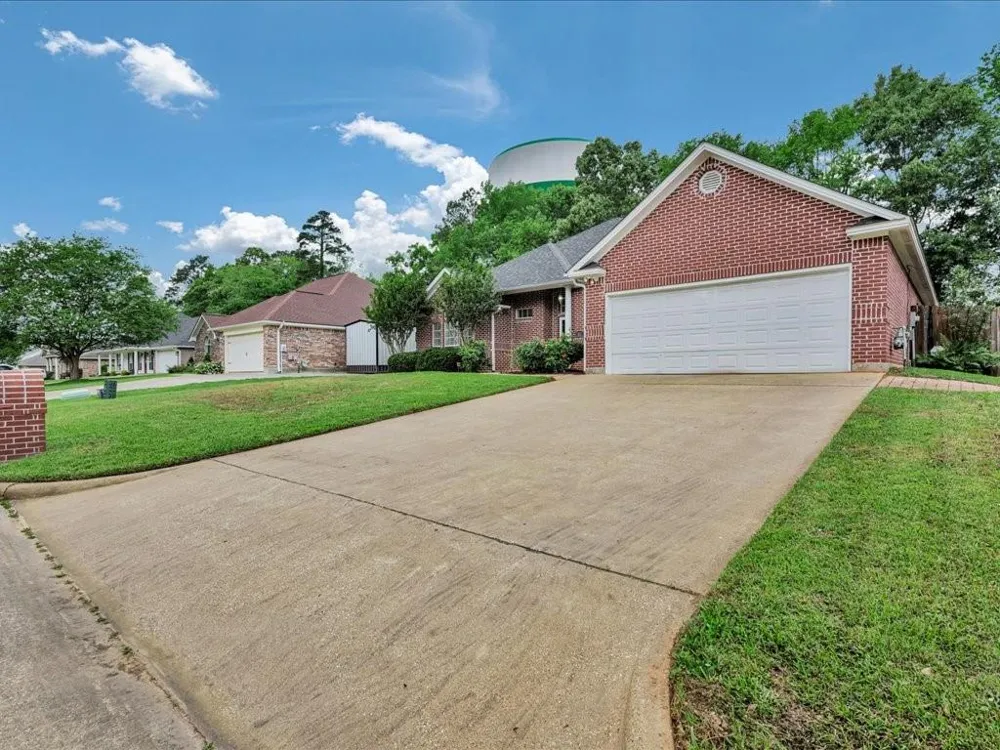 301 Whitehouse Oaks Street Lufkin, TX 75901