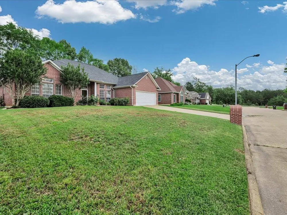 301 Whitehouse Oaks Street Lufkin, TX 75901