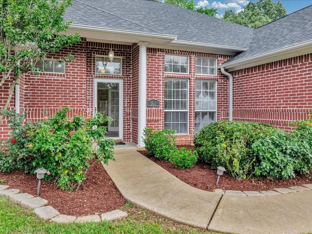 301 Whitehouse Oaks Street Lufkin, TX 75901