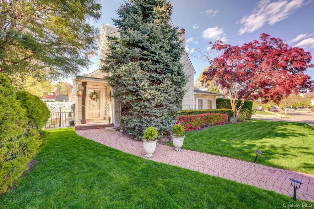 63 Buckingham Place Lynbrook, NY 11563
