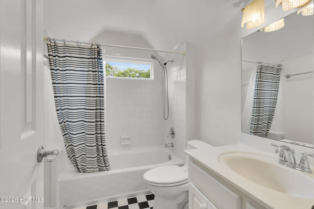611 Creekwood Drive Trent Woods, NC 28562