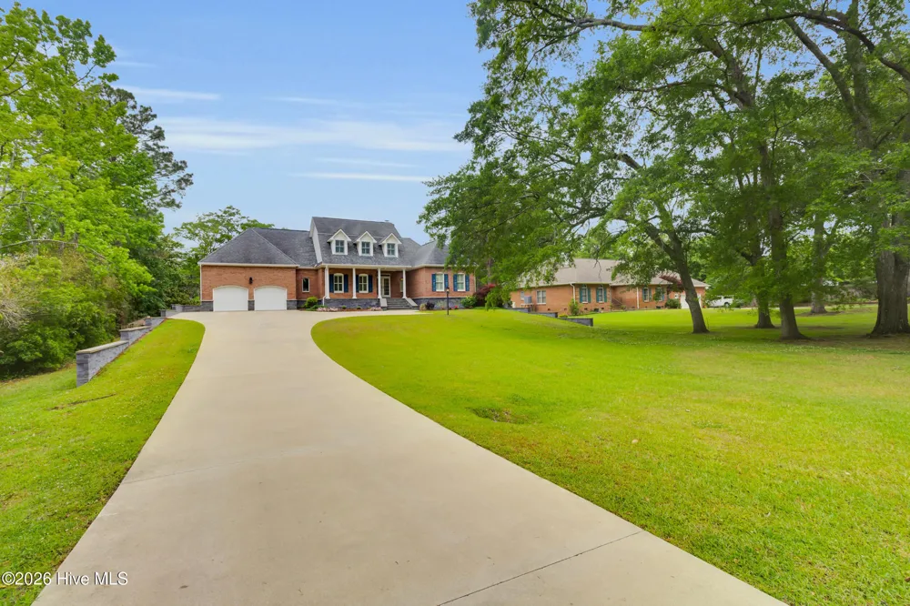 611 Creekwood Drive Trent Woods, NC 28562