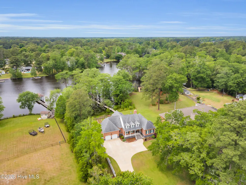611 Creekwood Drive Trent Woods, NC 28562