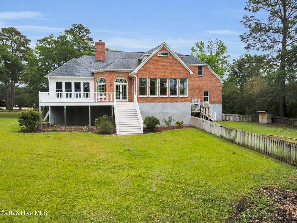 611 Creekwood Drive Trent Woods, NC 28562