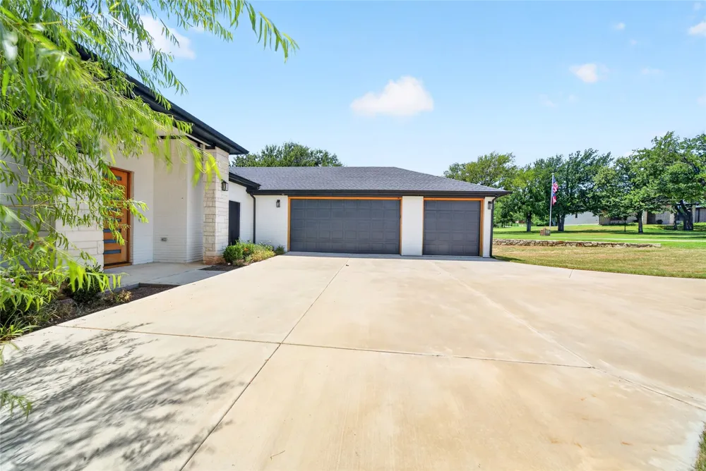 4013 Legend Trail Granbury, TX 76049