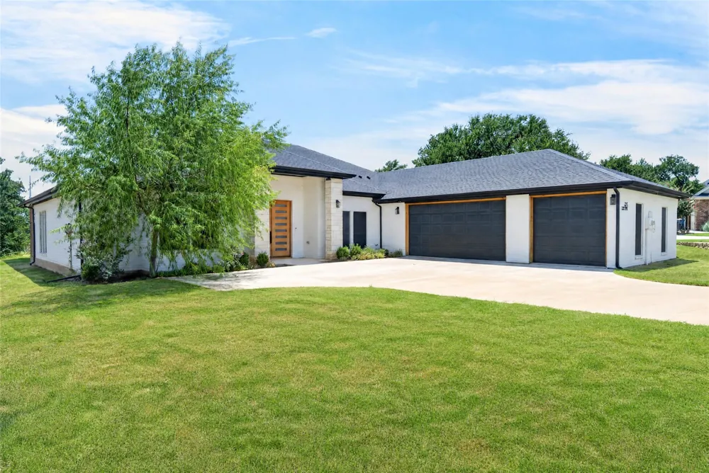 4013 Legend Trail Granbury, TX 76049