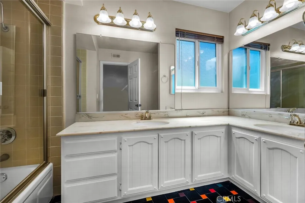 22253 Drums Court Calabasas, CA 91302
