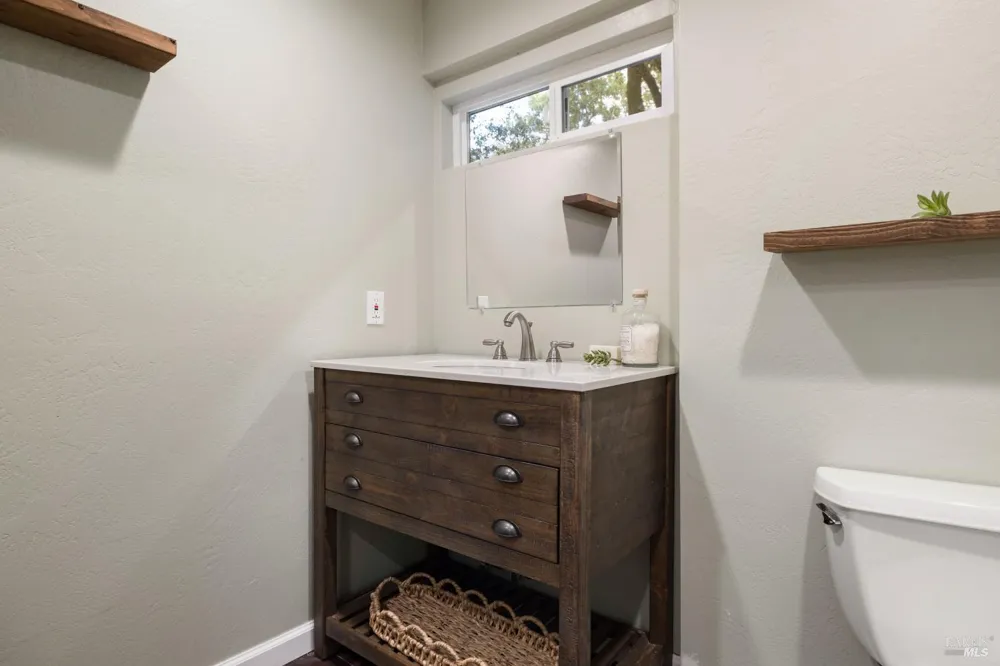 100 Zachary Lane Glen Ellen, CA 95404