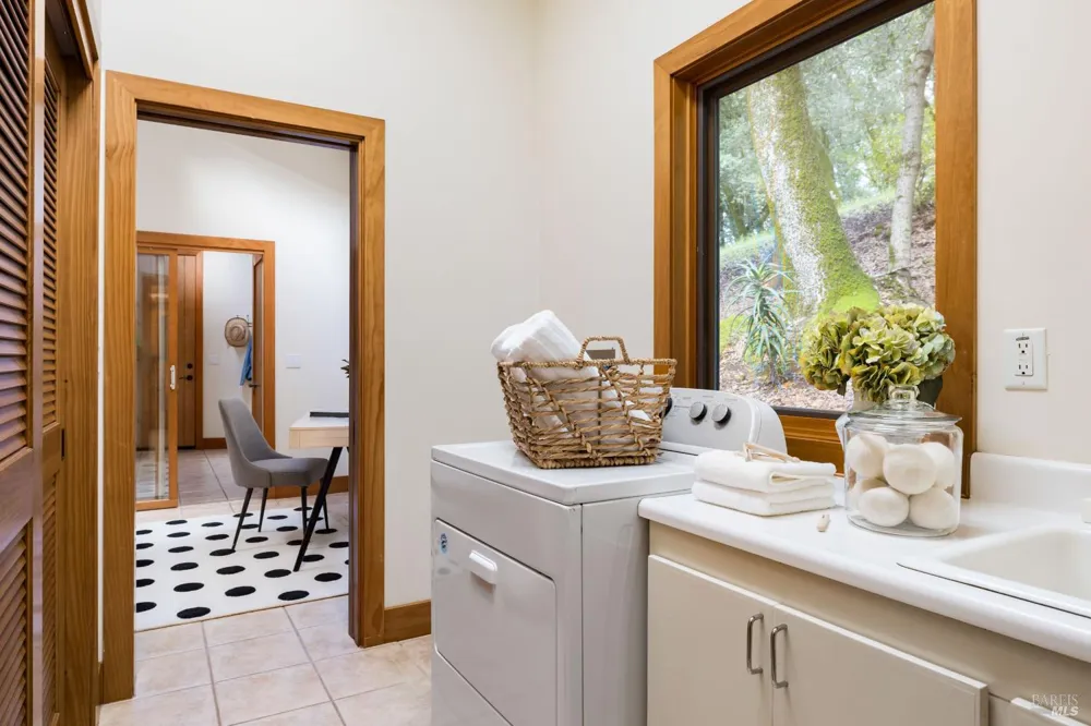 100 Zachary Lane Glen Ellen, CA 95404