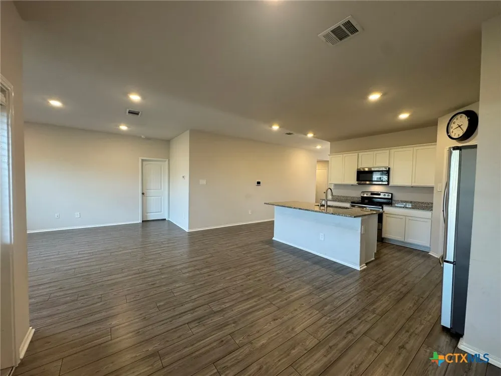 208 Ida Loop Seguin, TX 78155